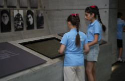 "Konstitusiya və Suverenlik İli"nə həsr olunmuş Yay düşərgəsinin iştirakçıları Quba Soyqırımı Memorial Kompleksində