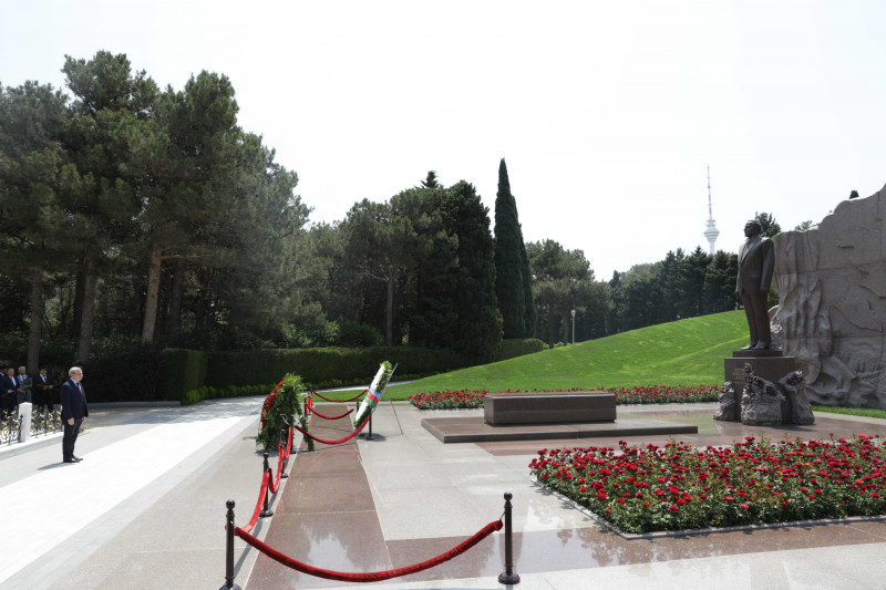 BDU kollektivi Fəxri xiyabanda Ulu Öndər Heydər Əliyevin məzarını ziyarət edib