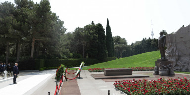 BDU kollektivi Fəxri xiyabanda Ulu Öndər Heydər Əliyevin məzarını ziyarət edib