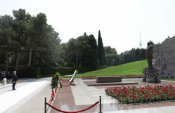 BDU kollektivi Fəxri xiyabanda Ulu Öndər Heydər Əliyevin məzarını ziyarət edib