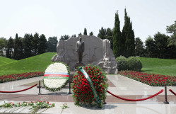 BDU kollektivi Fəxri xiyabanda Ulu Öndər Heydər Əliyevin məzarını ziyarət edib