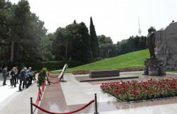 BDU kollektivi Fəxri xiyabanda Ulu Öndər Heydər Əliyevin məzarını ziyarət edib