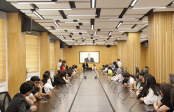 BDU-da Everesti fəth edən azərbaycanlı alpinist Vəfa Musayeva ilə görüş