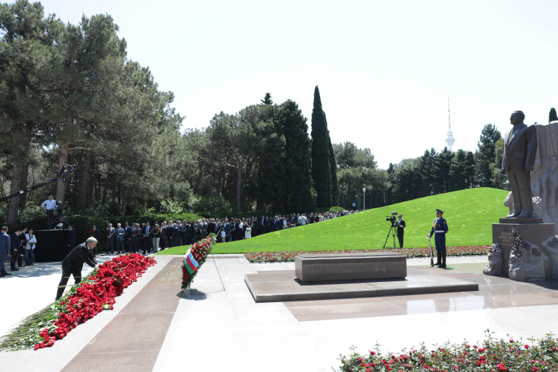 BDU kollektivi Fəxri xiyabanda Ümummilli Lider Heydər Əliyevin məzarını ziyarət edib