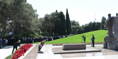 BDU kollektivi Fəxri xiyabanda Ümummilli Lider Heydər Əliyevin məzarını ziyarət edib