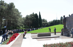 BDU kollektivi Fəxri xiyabanda Ümummilli Lider Heydər Əliyevin məzarını ziyarət edib
