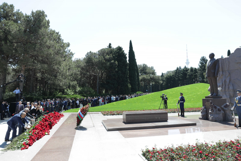 BDU kollektivi Fəxri xiyabanda Ümummilli Lider Heydər Əliyevin məzarını ziyarət edib