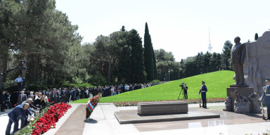 BDU kollektivi Fəxri xiyabanda Ümummilli Lider Heydər Əliyevin məzarını ziyarət edib