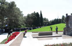 BDU kollektivi Fəxri xiyabanda Ümummilli Lider Heydər Əliyevin məzarını ziyarət edib