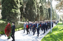BDU kollektivi Fəxri xiyabanda Ümummilli Lider Heydər Əliyevin məzarını ziyarət edib