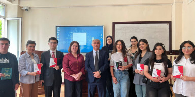 BDU-da tanınmış şair Qəşəm Nəcəfzadə ilə görüş