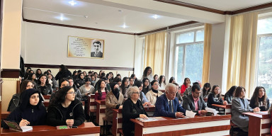 BDU-nun Filologiya fakültəsində tanınmış şair Fəxrəddin Ziya ilə görüş