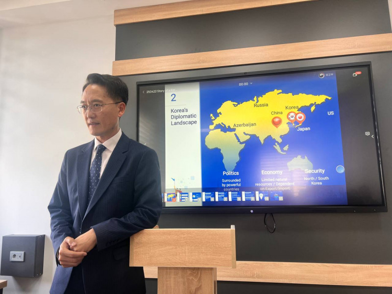 Koreyalı diplomat BDU tələbələrinə mühazirə deyib