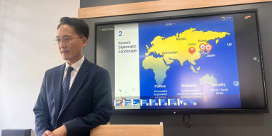 Koreyalı diplomat BDU tələbələrinə mühazirə deyib