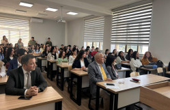 Koreyalı diplomat BDU tələbələrinə mühazirə deyib