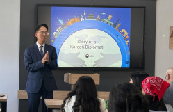 Koreyalı diplomat BDU tələbələrinə mühazirə deyib