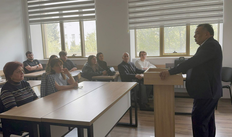 Özbəkistanlı alim BDU tələbələrinə ustad dərsi keçib