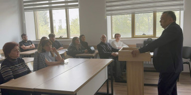 Özbəkistanlı alim BDU tələbələrinə ustad dərsi keçib