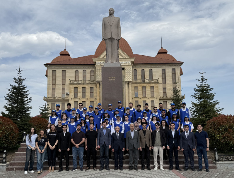 BDU kollektivi Qubada Ulu Öndər Heydər Əliyevin abidəsini ziyarət edib