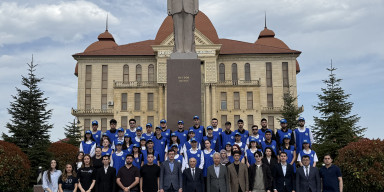 BDU kollektivi Qubada Ulu Öndər Heydər Əliyevin abidəsini ziyarət edib