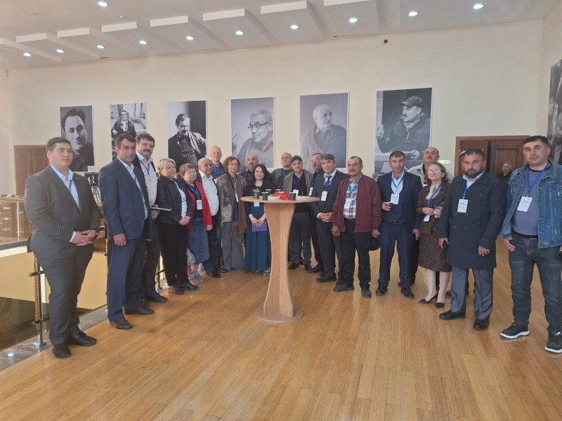 BDU-nun elmi işçisi arı xəstəliklərinə dair konfransda çıxış edib