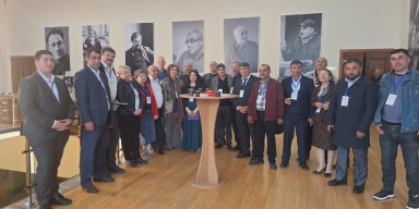 BDU-nun elmi işçisi arı xəstəliklərinə dair konfransda çıxış edib