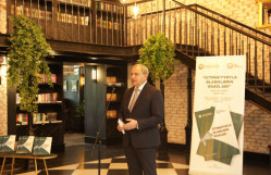 “İctimaiyyətlə əlaqələrin əsasları” adlı dərs vəsaitinin təqdimatı keçirilib