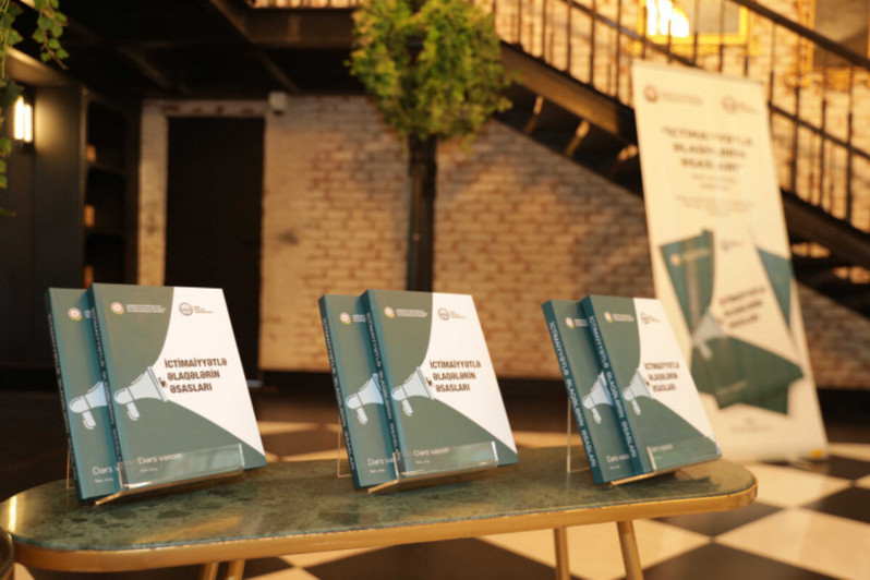 “İctimaiyyətlə əlaqələrin əsasları” adlı dərs vəsaitinin təqdimatı keçirilib