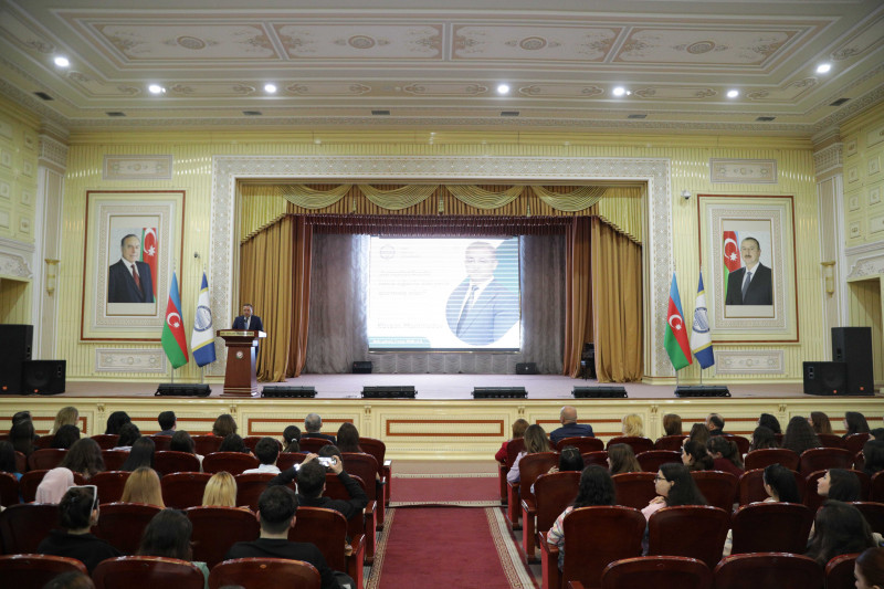 AzTv sədri Rövşən Məmmədov BDU tələbələri ilə görüşüb