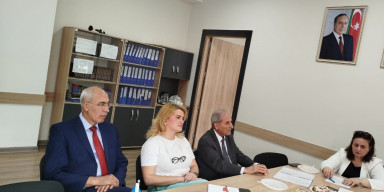 Doktorantın hesabatı dinlənilib