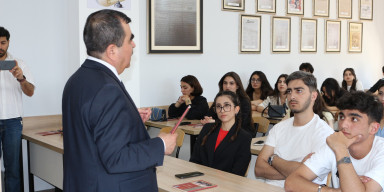 Əməkdar jurnalist Akif Aşırlı ustad dərsi keçib