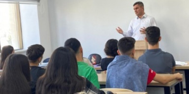 ARB 24-ün rəhbəri tələbələrə təlim keçib