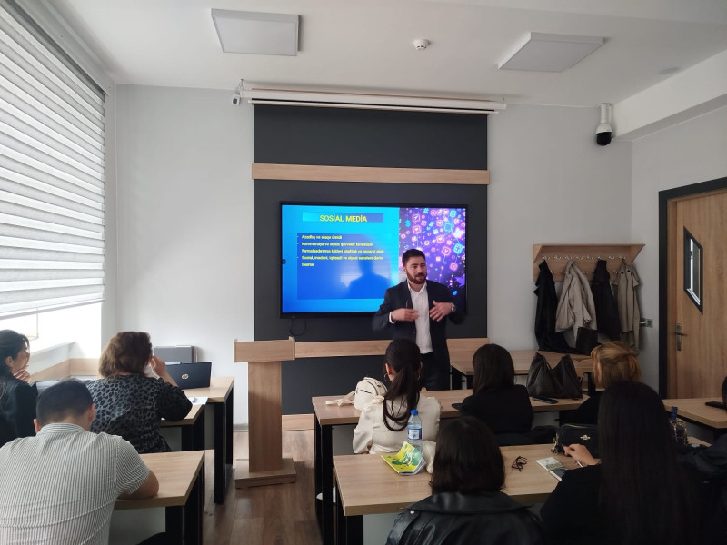 "Sosial media və rəqəmsal savadlılıq" mövzusunda açıq dərs