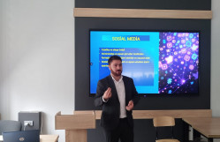 "Sosial media və rəqəmsal savadlılıq" mövzusunda açıq dərs