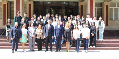 XİN-in mətbuat katibi Ayxan Hacızadə BDU-nun tələbələri ilə görüşüb