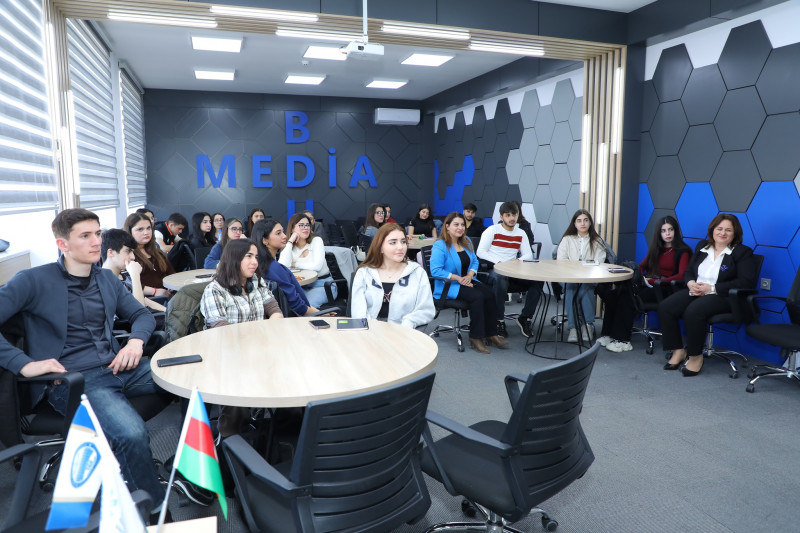 AzTV-nin regionlar üzrə baş redaktoru Vəfa Seyidova tələbələrlə görüşüb