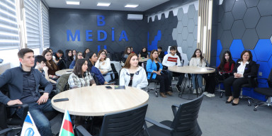 AzTV-nin regionlar üzrə baş redaktoru Vəfa Seyidova tələbələrlə görüşüb