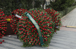 BDU kollektivi “Ana harayı” abidəsini ziyarət edib