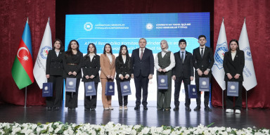 BDU-nun 7 tələbəsinə Azərbaycan Təhsil İşçiləri Azad Həmkarlar İttifaqı Respublika Komitəsinin adlı təqaüdü verilib