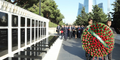 BDU kollektivi Fəxri xiyabanı və Şəhidlər xiyabanını ziyarət edib