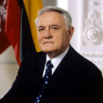 VALDAS ADAMKUS