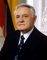 VALDAS ADAMKUS