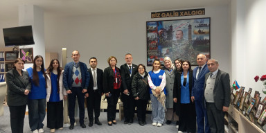 BDU-da keçirilən Beynəlxalq simpoziumun iştirakçıları Milli Kitabxananı ziyarət ediblər