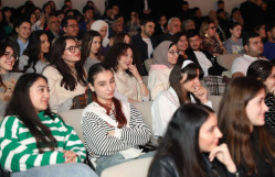 BDU tələbələri Milli Gənc Tamaşaçılar Teatrında “Müsyö Jordan və dərviş Məstəli şah” tamaşasını ifa ediblər