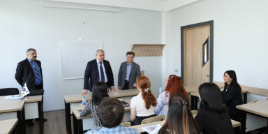 Koreya Qabaqcıl Elm və Texnologiya İnstitutunun alimi BDU tələbələri ilə görüşüb