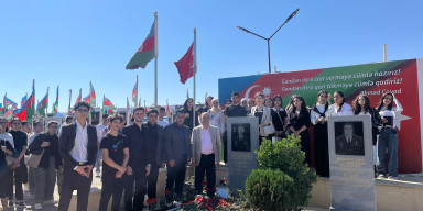 BDU-nun Kimya fakültəsinin kollektivi II Fəxri Xiyabanı ziyarət edib