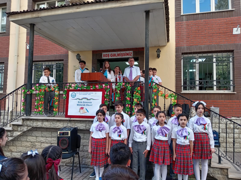BDU-nun nəzdində “Gənc istedadlar” liseyində, İqtisadiyyat və Humanitar Kollecdə və Qazax filialında Bilik Günü