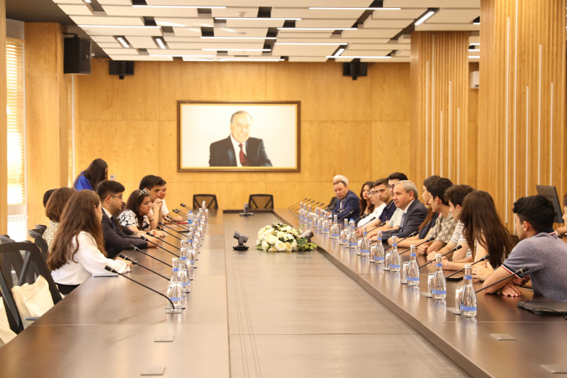 Dövlət Proqramı və Hökumətlərarası Təqaüd Proqramlarının qalibi olan BDU məzunlarının bir qrupu ilə görüş