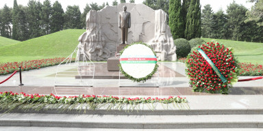 BDU kollektivi Fəxri xiyabanda Ulu Öndər Heydər Əliyevin məzarını ziyarət edib