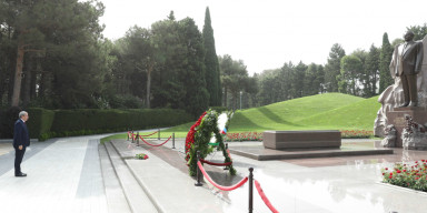 BDU kollektivi Fəxri xiyabanda Ulu Öndər Heydər Əliyevin məzarını və Şəhidlər xiyabanını ziyarət edib